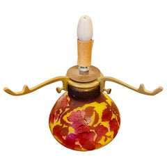 Vase à lampe Art nouveau à motifs floraux en verre camé Emile Galle