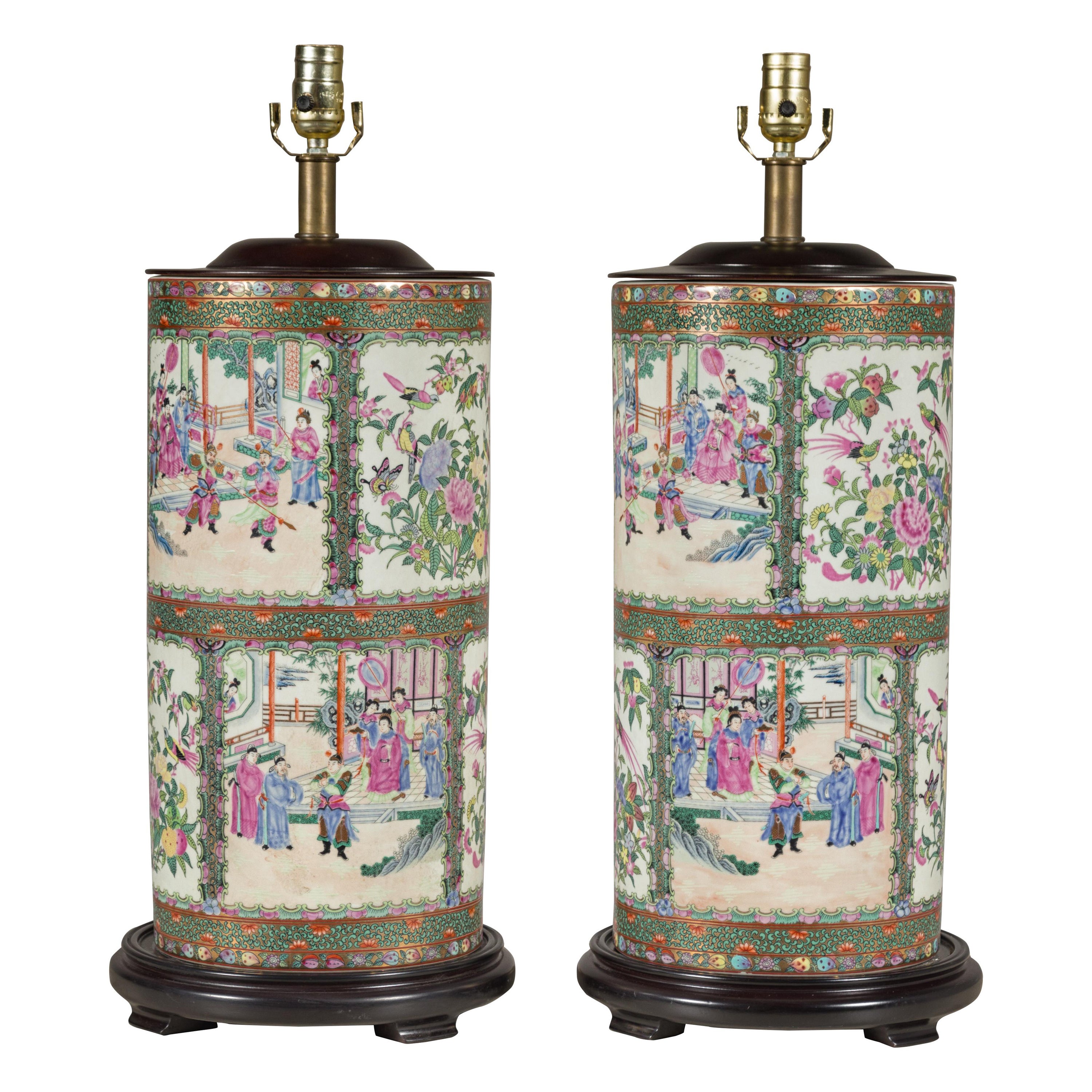 Paire de lampes de table à médaillons roses peintes à la main avec scènes de cour et oiseaux