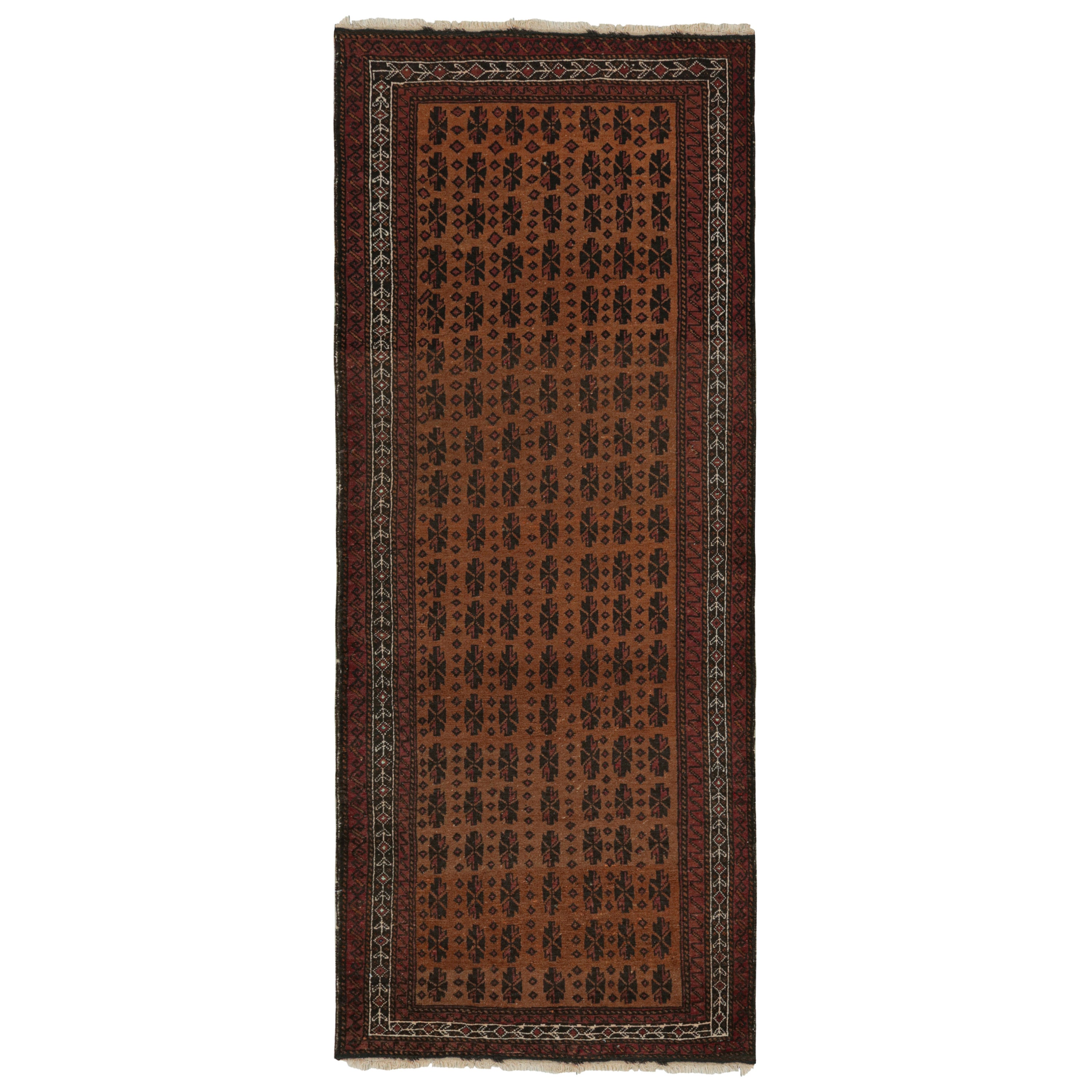 Vintage Persian Baluch Läufer in Brown mit geometrischen Mustern, von Rug & Kilim im Angebot