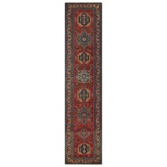 Tapis de course antique à l'aiguille Antiquities avec médaillons floraux, de Rug & Kilim