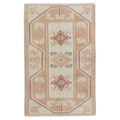 Geometrischer kleiner Vintage-Teppich mit 2,7x4 Fuß, handgefertigter Akzentteppich, türkischer Türteppich