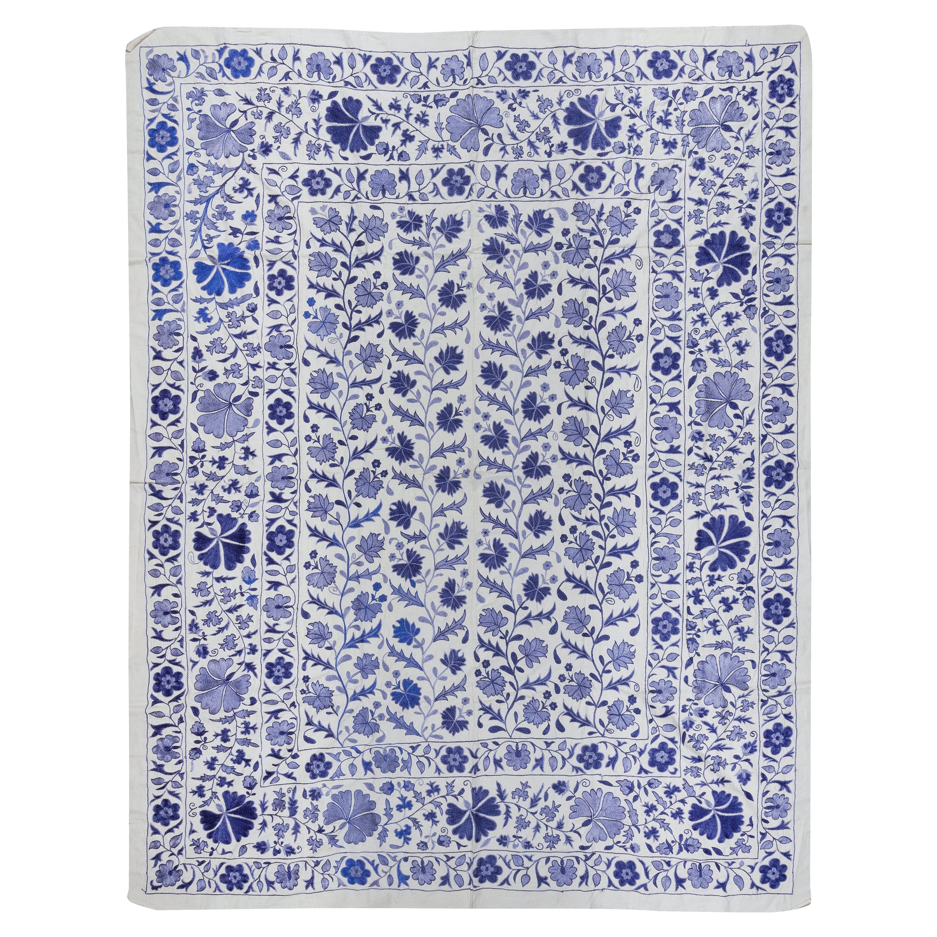 6,4x8.4 ft gehäkelte Suzani-Wandbehang, Bettbezug aus Seide mit Stickerei in Creme, Blau im Angebot