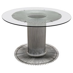 Table de salle à manger italienne à piédestal en chrome et verre