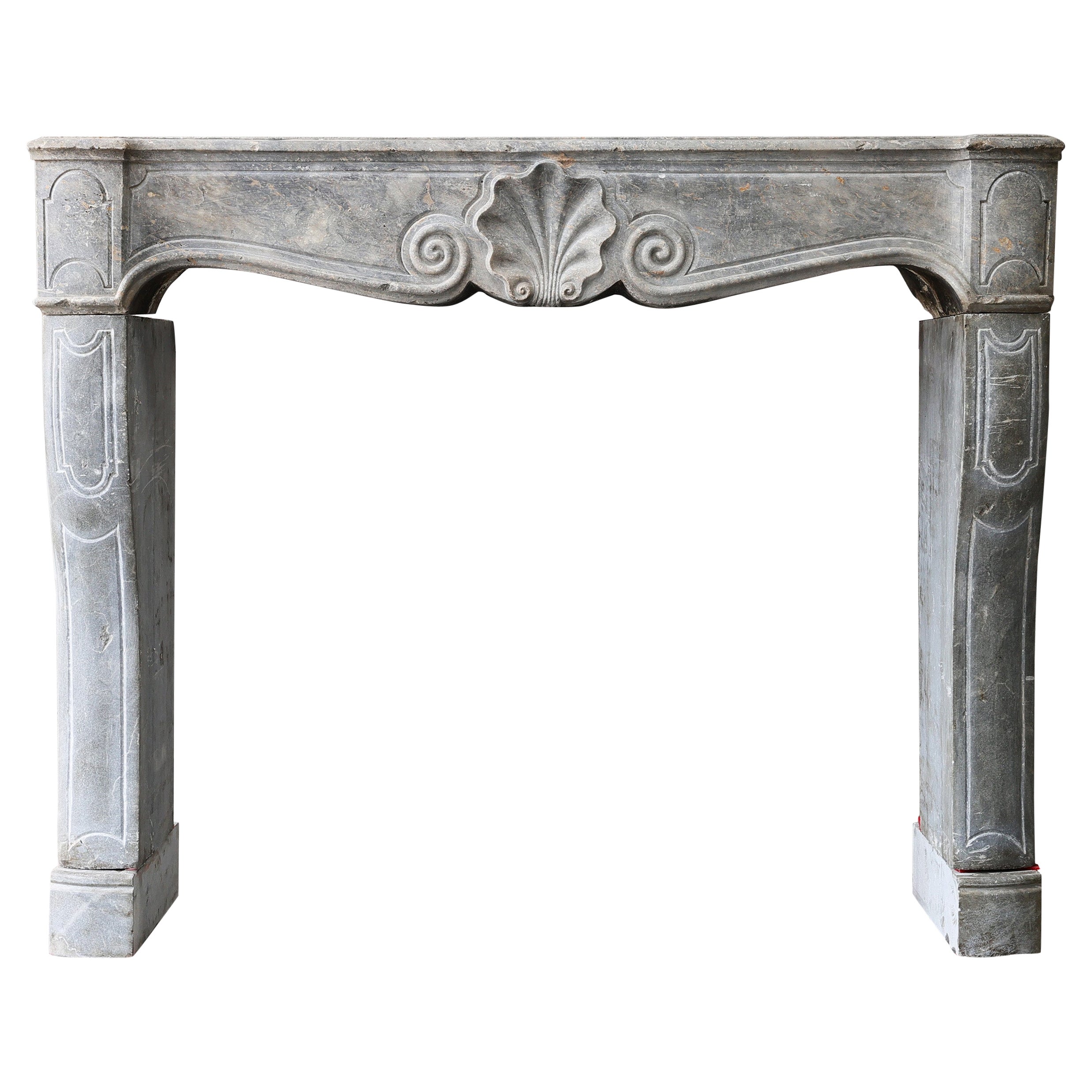 Antiker Kaminsims aus grauem Marmorstein im Stil von Louis XV. im Angebot