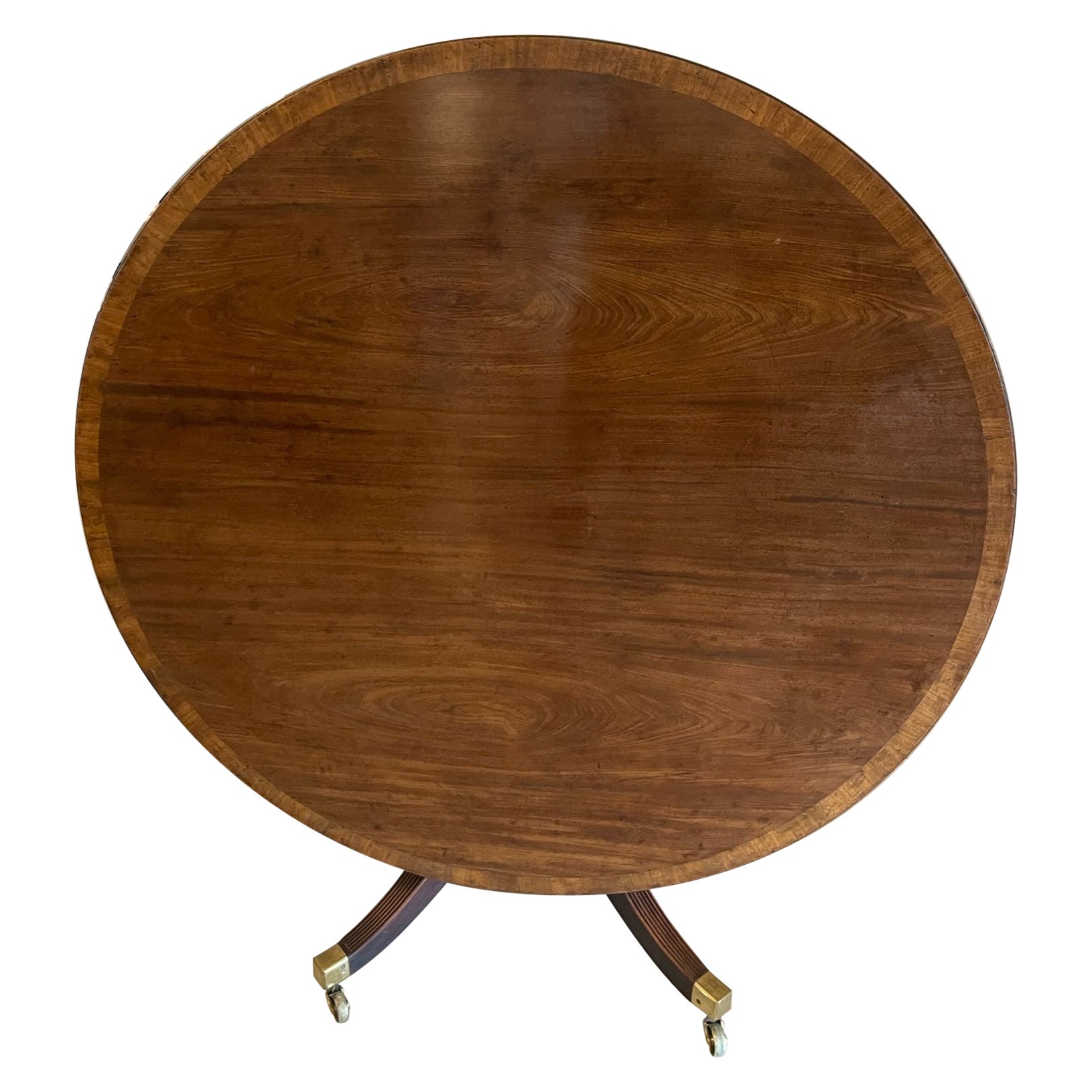 Ancienne table à manger circulaire en acajou figuré de qualité George III  en vente