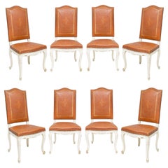 Juego de ocho sillas de comedor de cuero estilo Regence