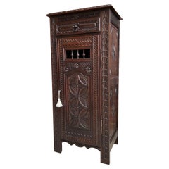 Ancienne armoire de rangement française en chêne sculpté Bretagne Breton