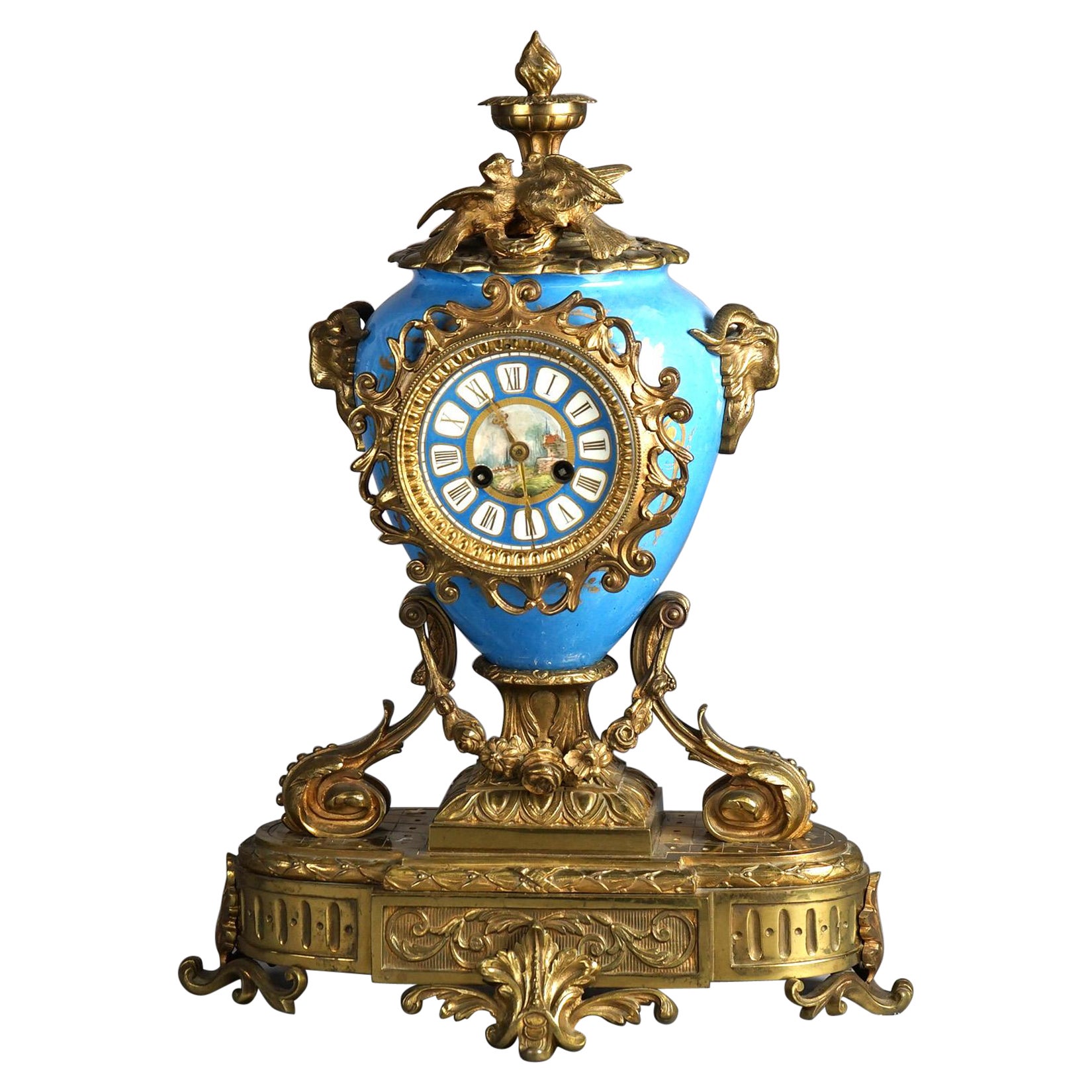 Pendule de cheminée ancienne en porcelaine de Sèvres et chérubin figuratif en bronze coulé C1880 en vente