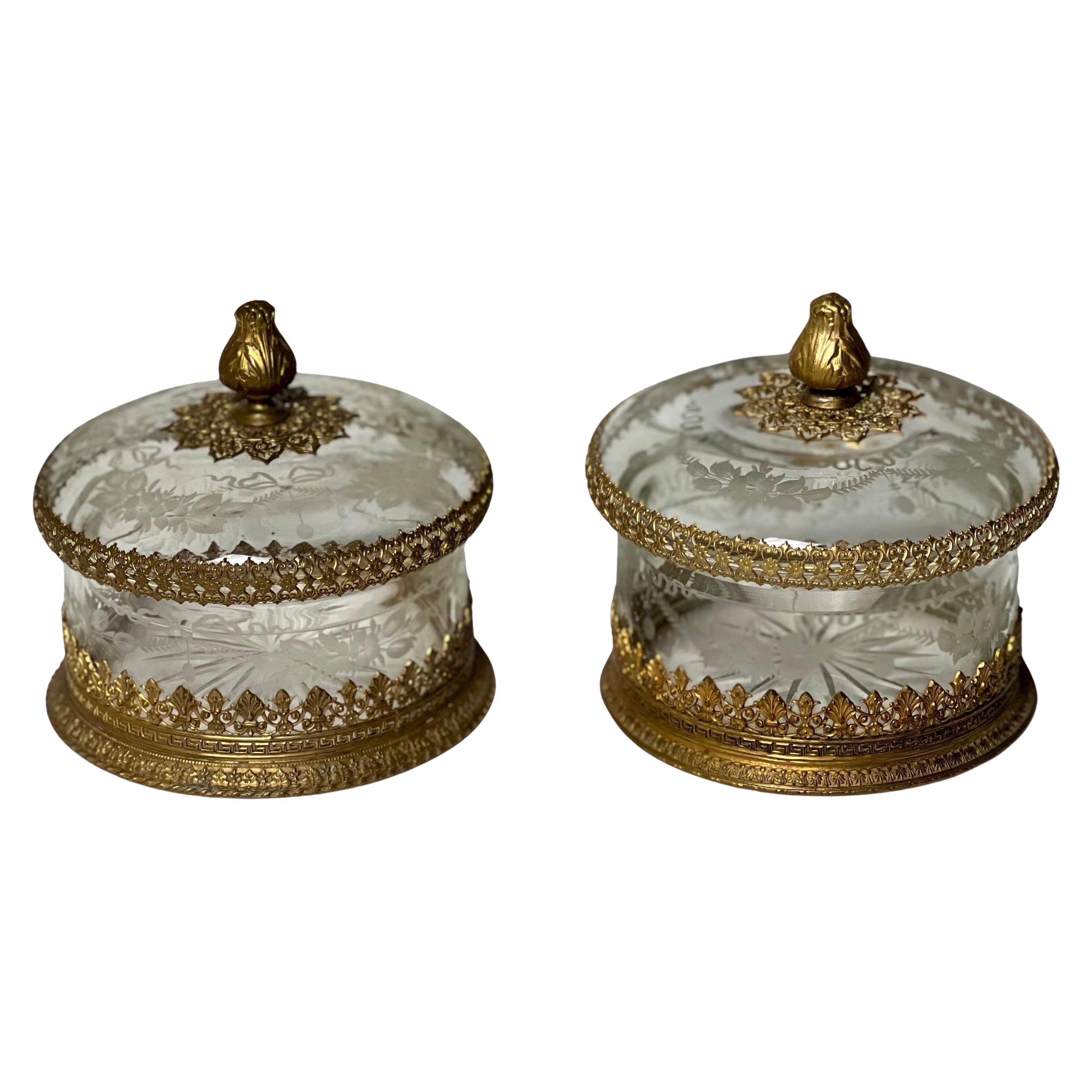 Paire de boîtes à couvercle françaises anciennes en cristal gravé et facetté avec bronze doré