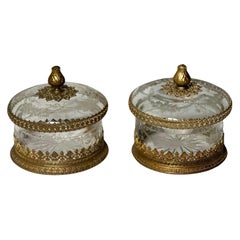Paire de boîtes à couvercle françaises anciennes en cristal gravé et facetté avec bronze doré