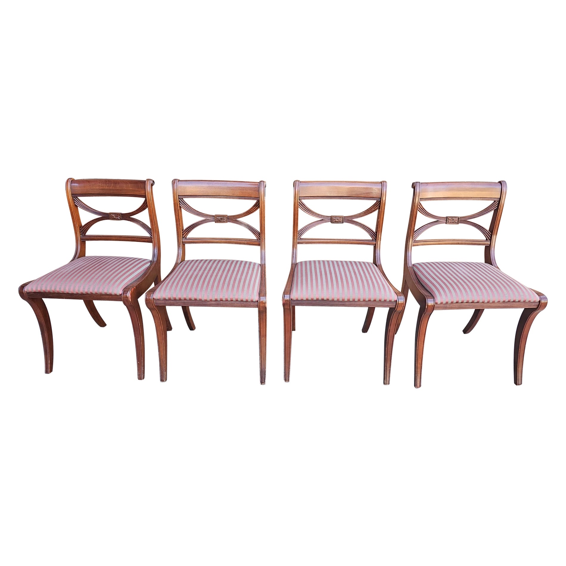 Satz von vier Esszimmerstühlen aus Mahagoni im Duncan Phyfe-Stil mit gepolsterter „X“-Rückenlehne im Angebot