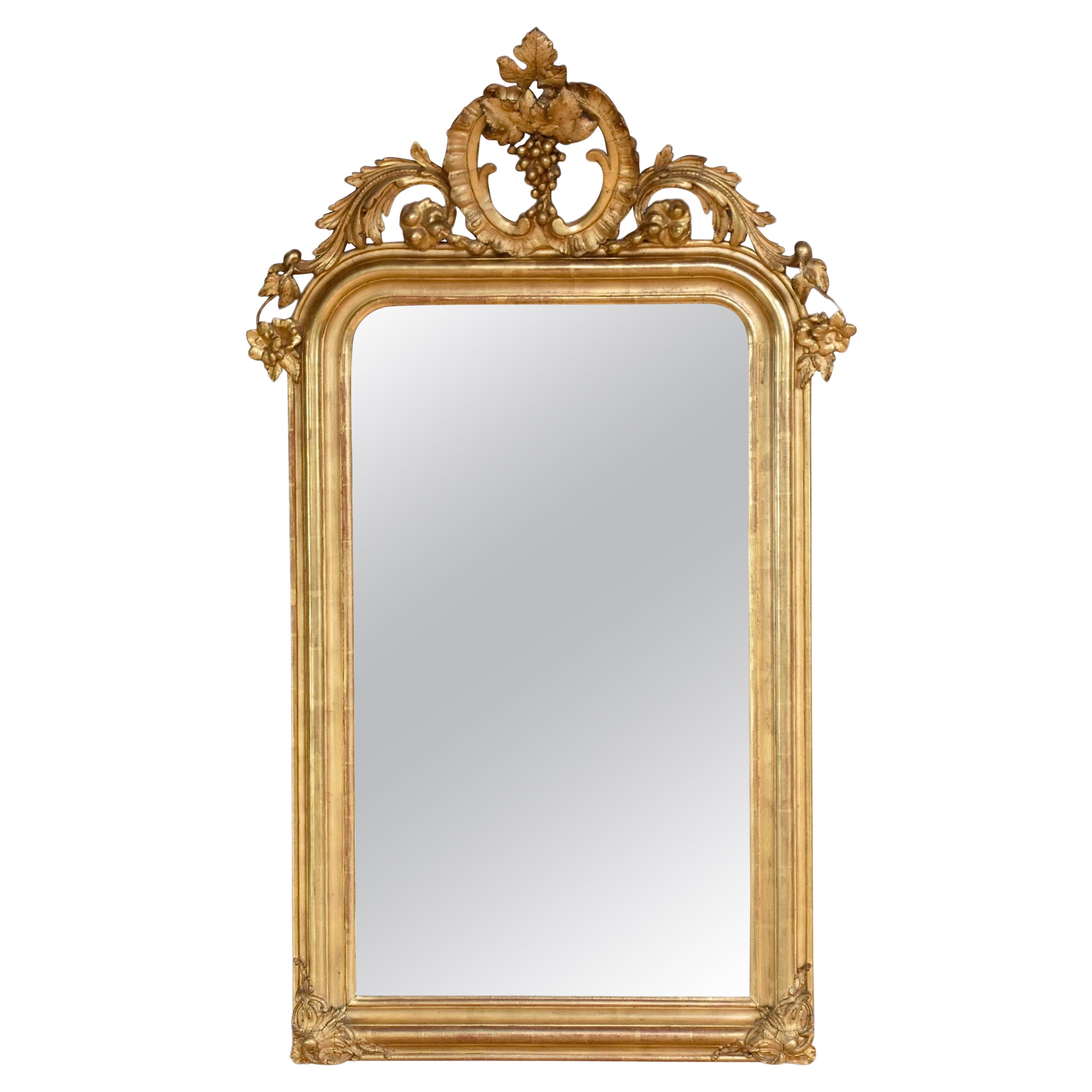 Miroir français du 19e siècle doré à la feuille d'or Louis Philippe avec une crête
