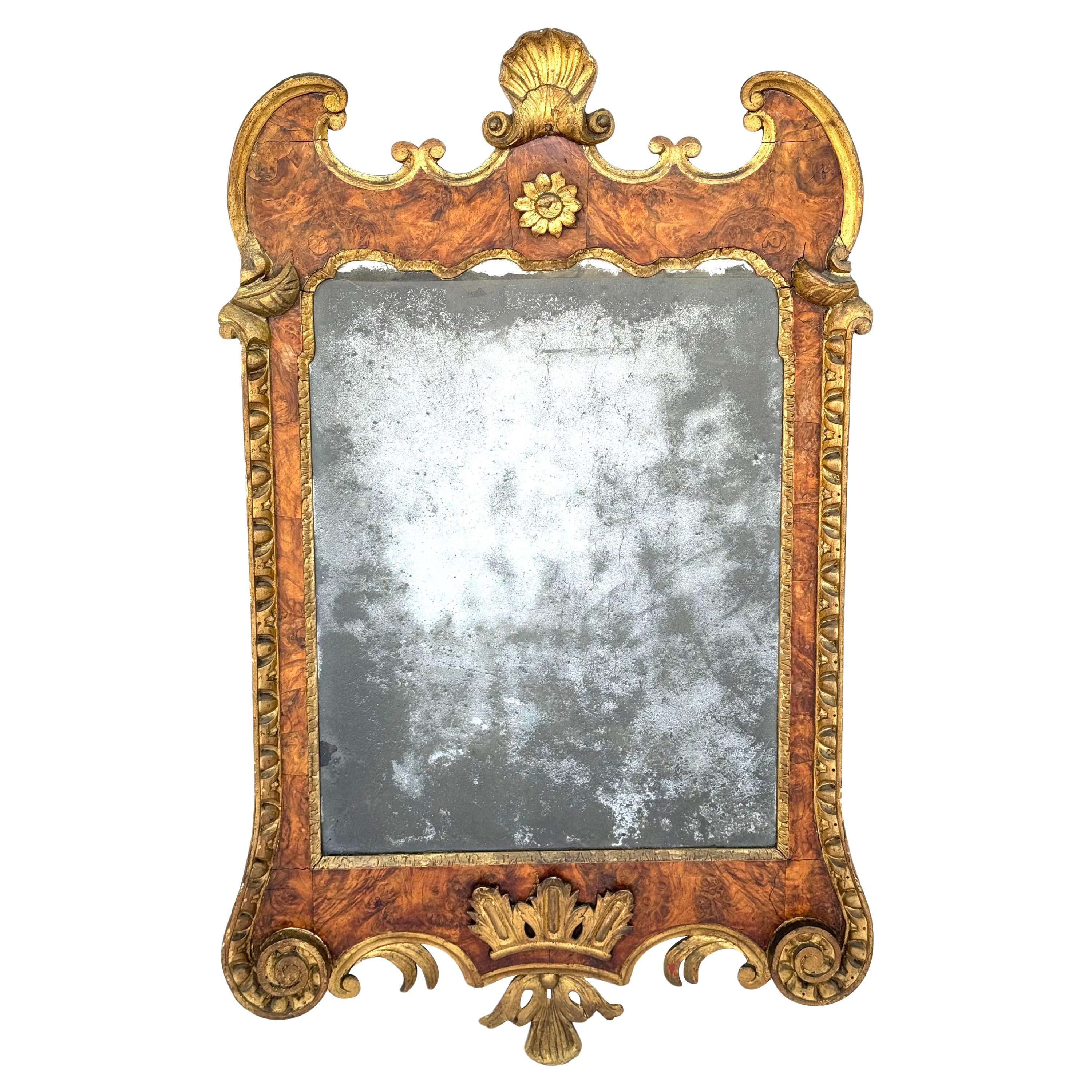 Miroir à parcellaire en noyer et doré du XVIIIe siècle de George II en vente