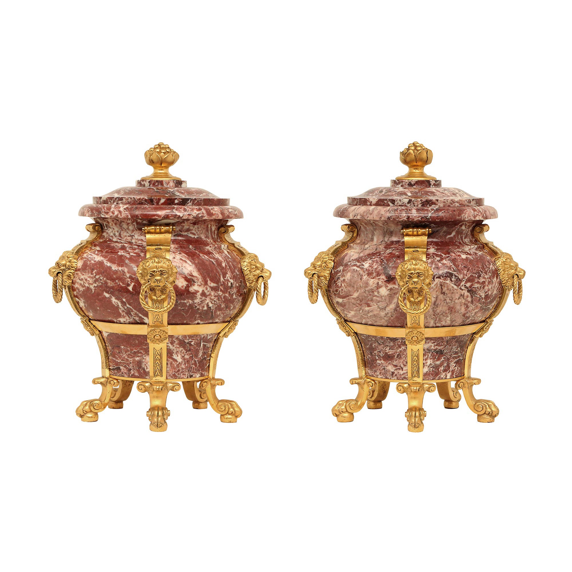 Paire d'urnes néoclassiques françaises du 19ème siècle en marbre rose et bronze doré en vente