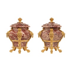 Paire d'urnes néoclassiques françaises du 19ème siècle en marbre rose et bronze doré