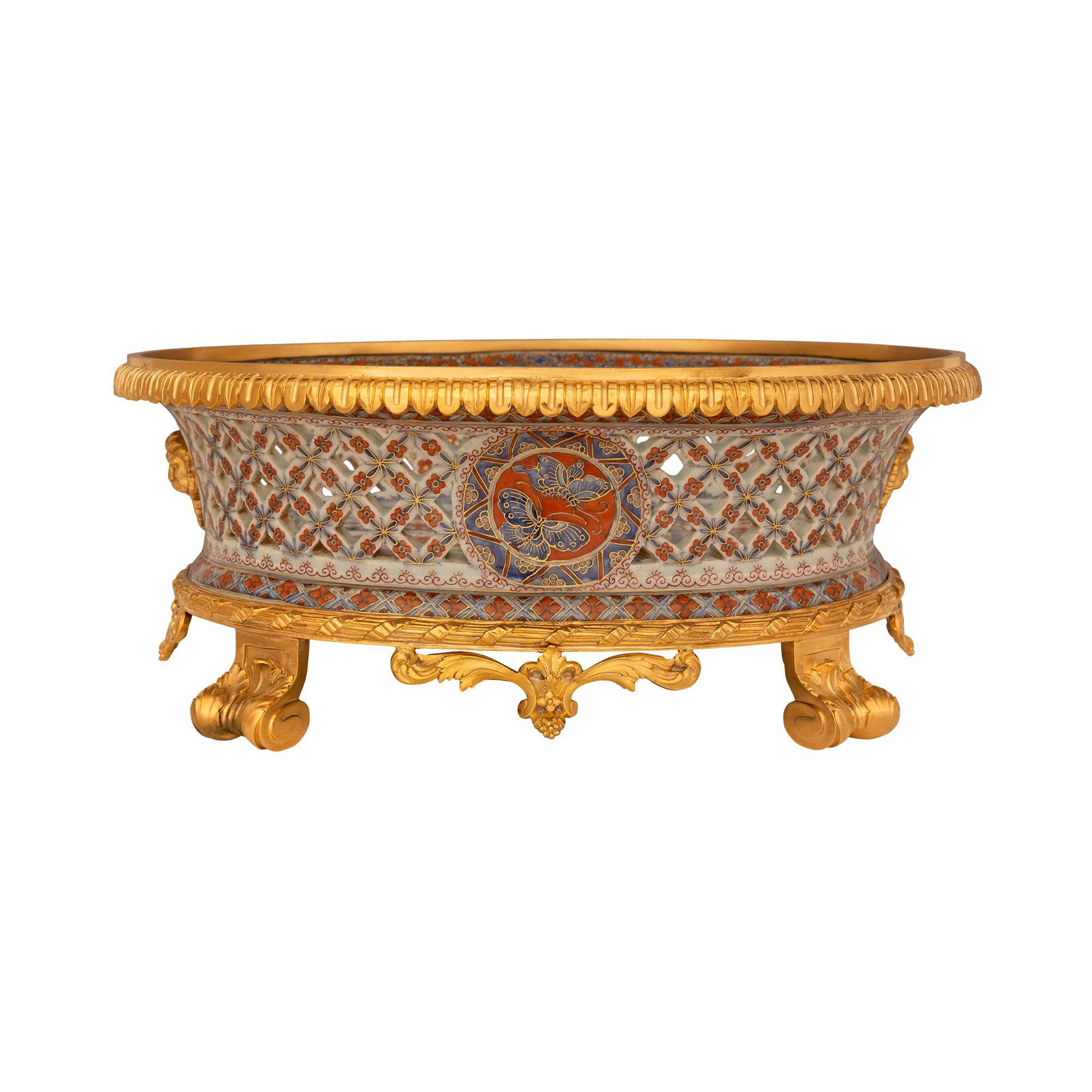 Centre de table japonais en porcelaine Imari du 19e siècle et en bronze doré de style Louis XVI