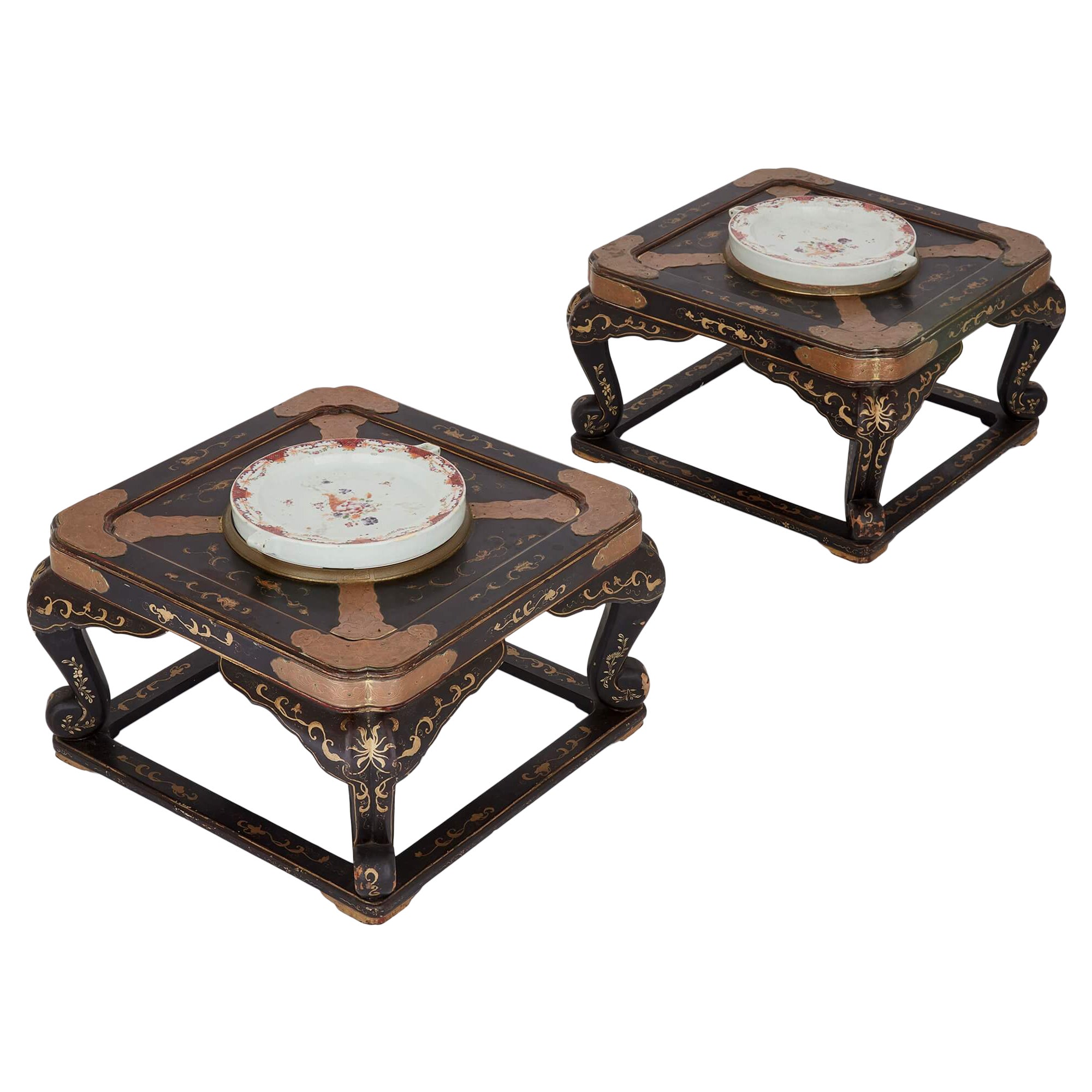 Paire de tables basses chinoises anciennes laquées avec assiettes d'encadrement en porcelaine en vente
