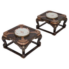 Paire de tables basses chinoises anciennes laquées avec assiettes d'encadrement en porcelaine