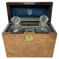Antico tantalio inglese a 2 bottiglie in legno di noce e cristallo tagliato, CIRCA 1880.