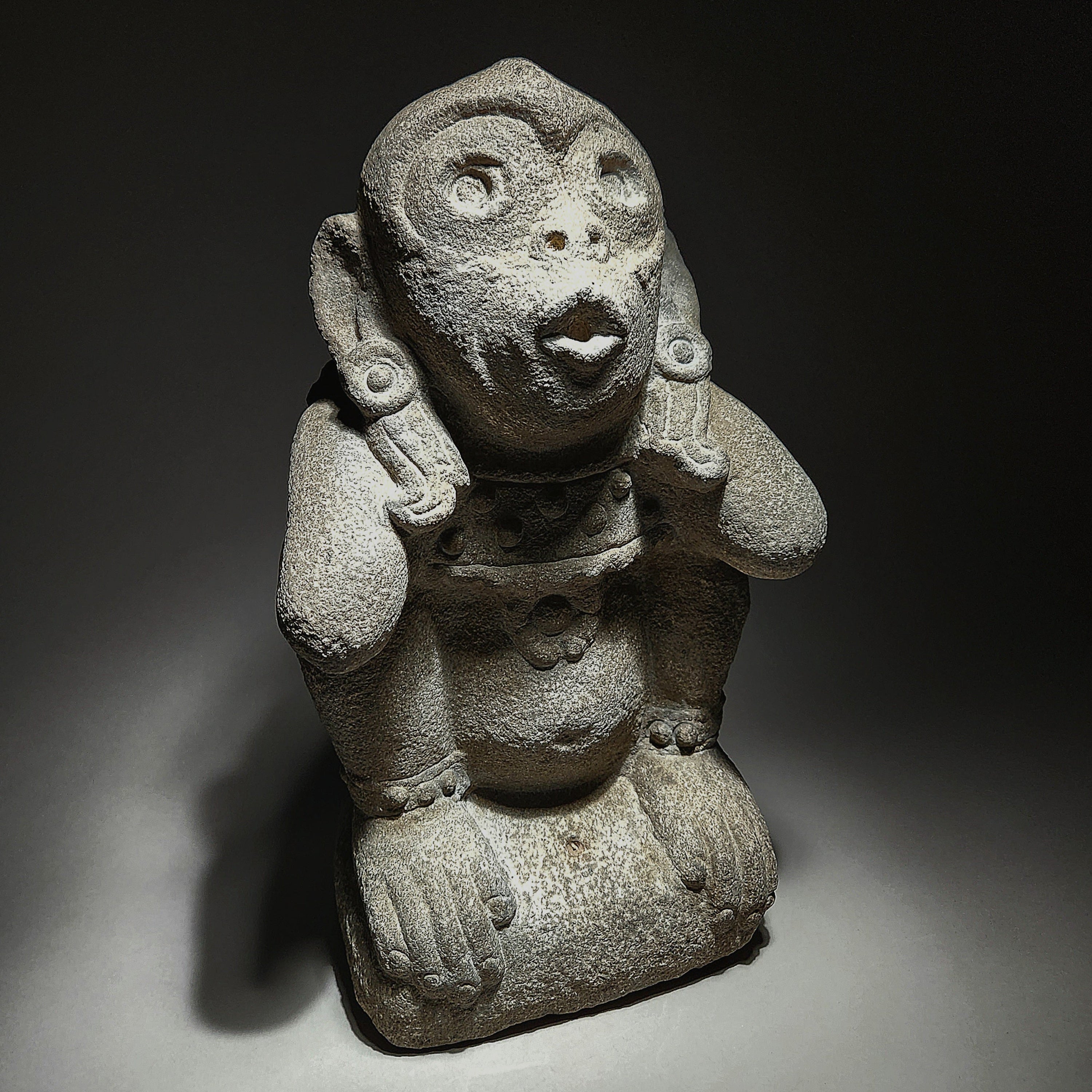 Sculpture aztèque d'un singe araignée dont la provenance est conforme à l'UNESCO (avant 1970)