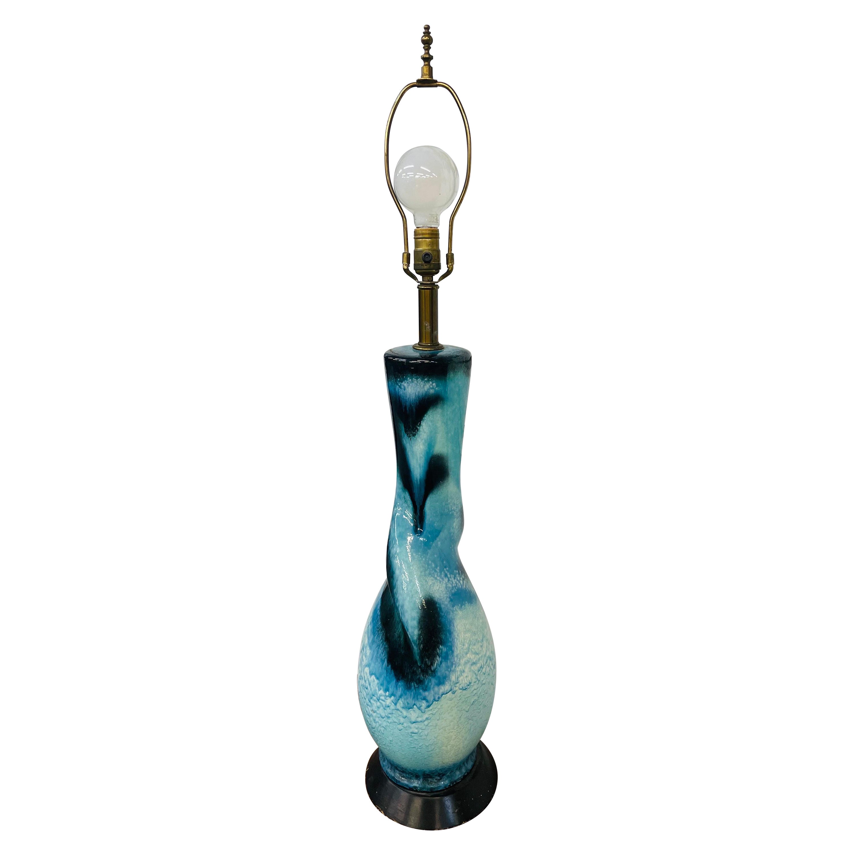 Lampe de table en céramique de style poterie Lava bleue du milieu du siècle en vente