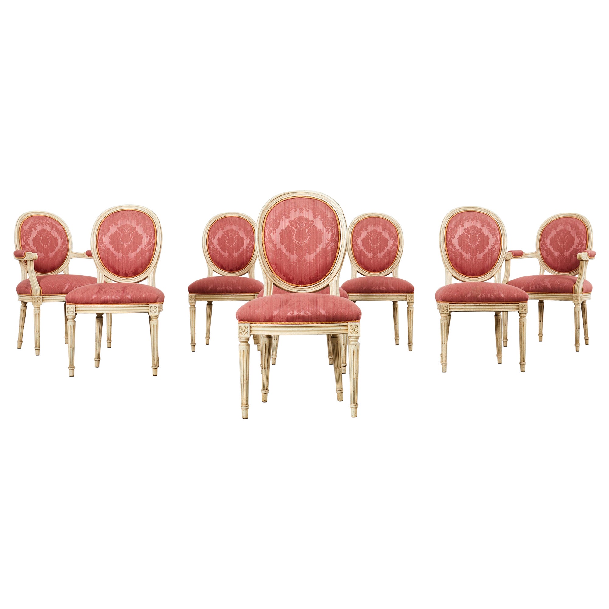 Satz von acht lackierten Esszimmerstühlen im Louis-XVI-Stil 