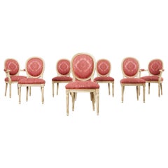 Ensemble de huit chaises de salle à manger de style Louis XVI peintes en laque 