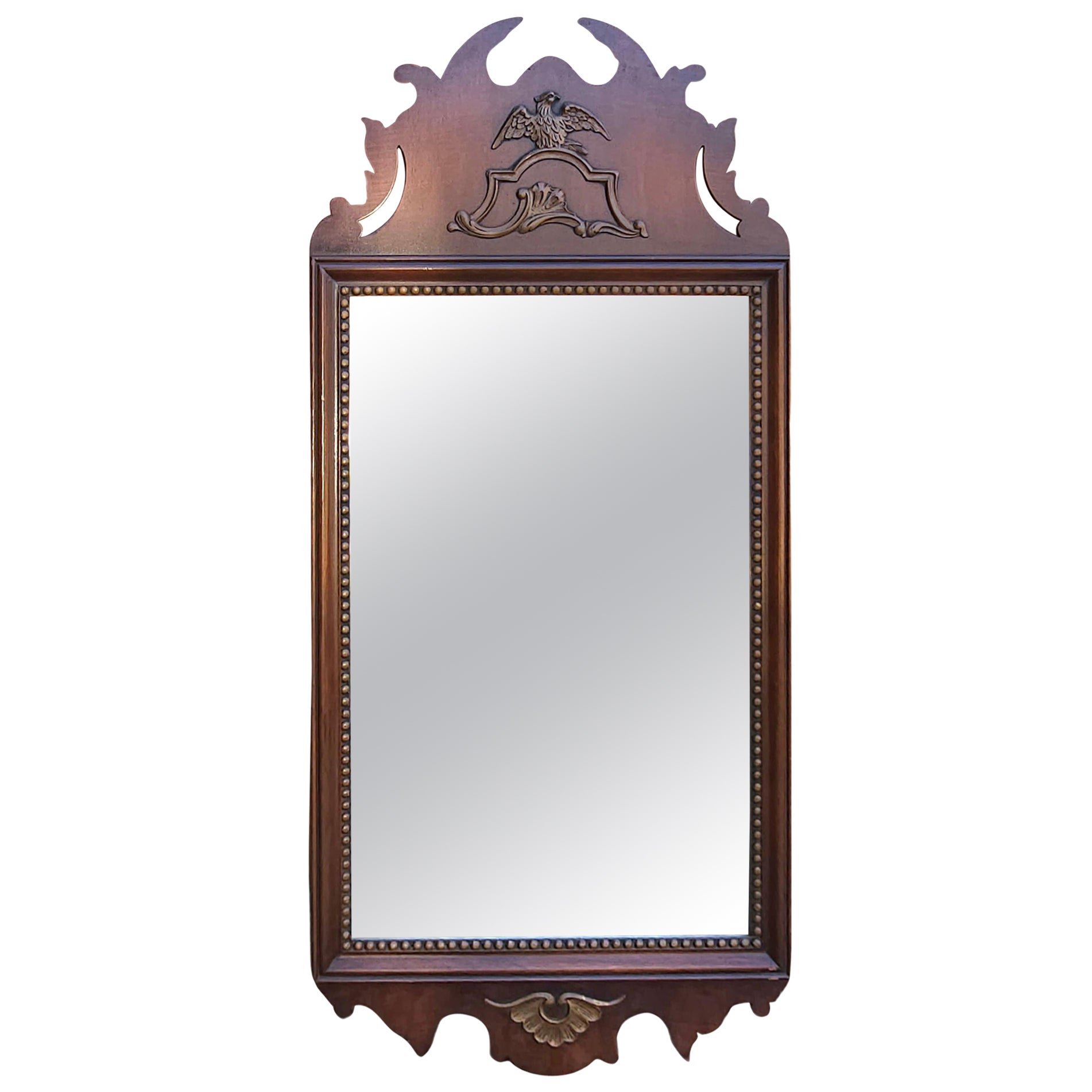 Kindel Federal Style Eagle and Parcel Gilt Decorated Mahogany Frame Mirror (Miroir de style fédéral avec aigle et colis décoré de dorures) en vente