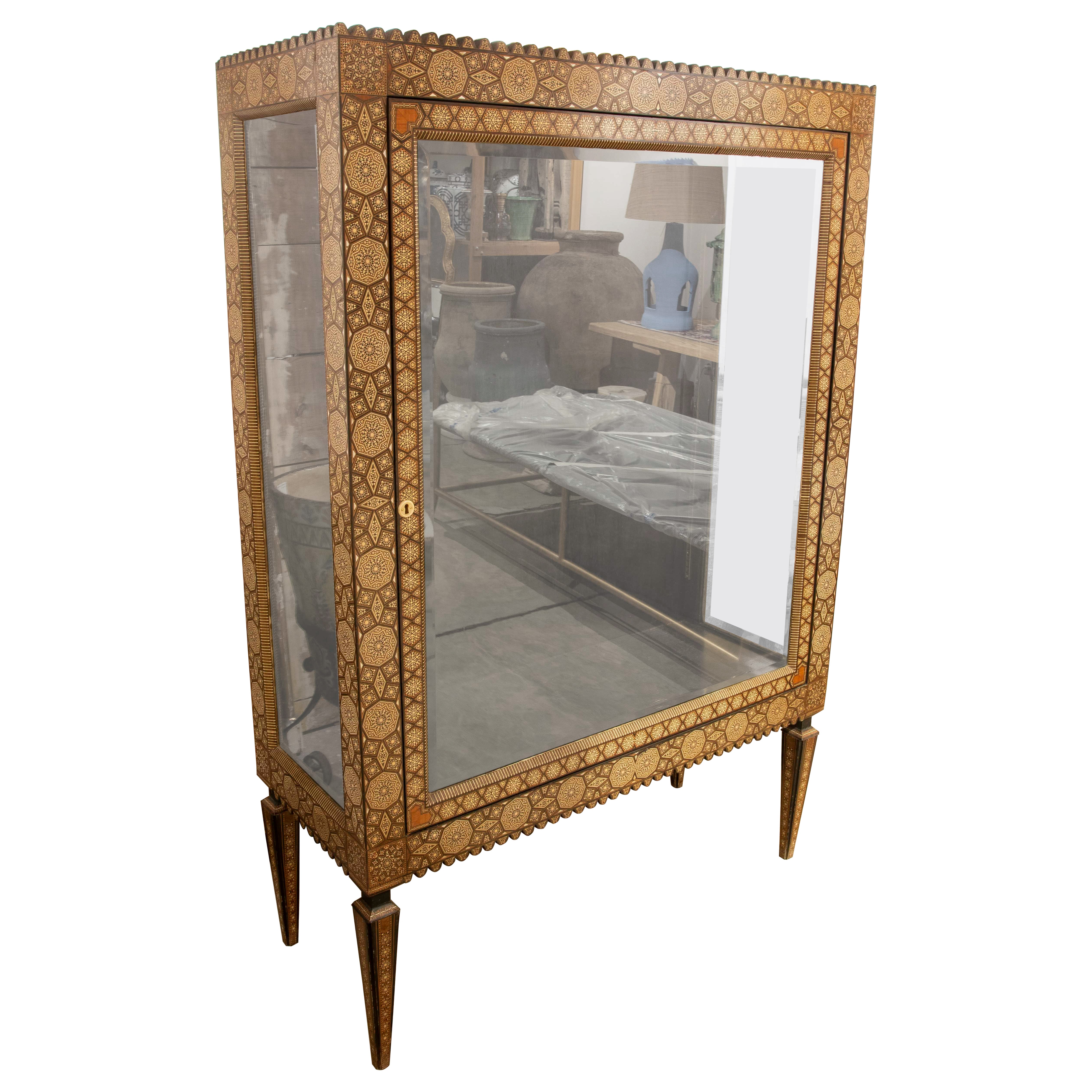 Vitrine en bois avec incrustation géométrique et porte avant