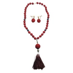 Chinesische Cinnabar Shou Vintage Perlenkette und passende Ohrringe mit Anhänger und passenden Perlen.