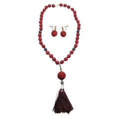 Collier pendentif chinois Cinnabar Shou et boucles d'oreilles assorties