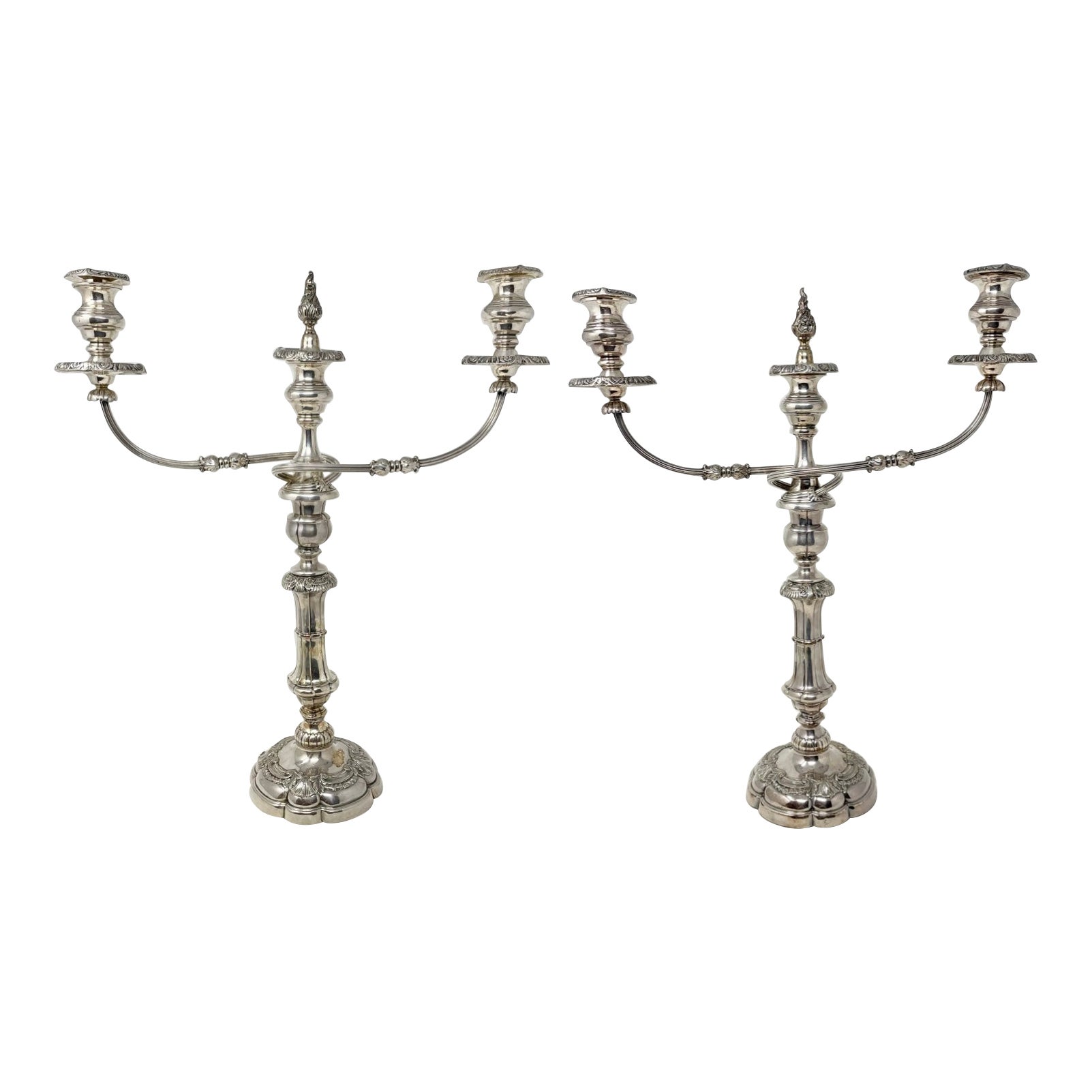 Pareja de antiguos candelabros convertibles ingleses chapados en plata de Sheffield, circa 1870.