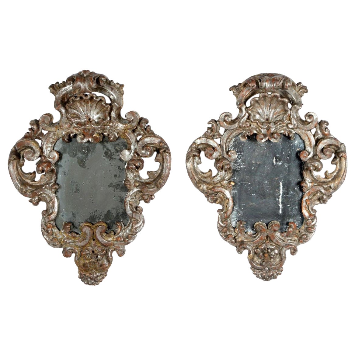 XVIIIe siècle Paire de miroirs baroques italiens avec feuilles d'argent et plaques de miroir d'origine