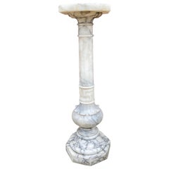 Pedestal Vintage de Mármol con Talla de Llave Griega