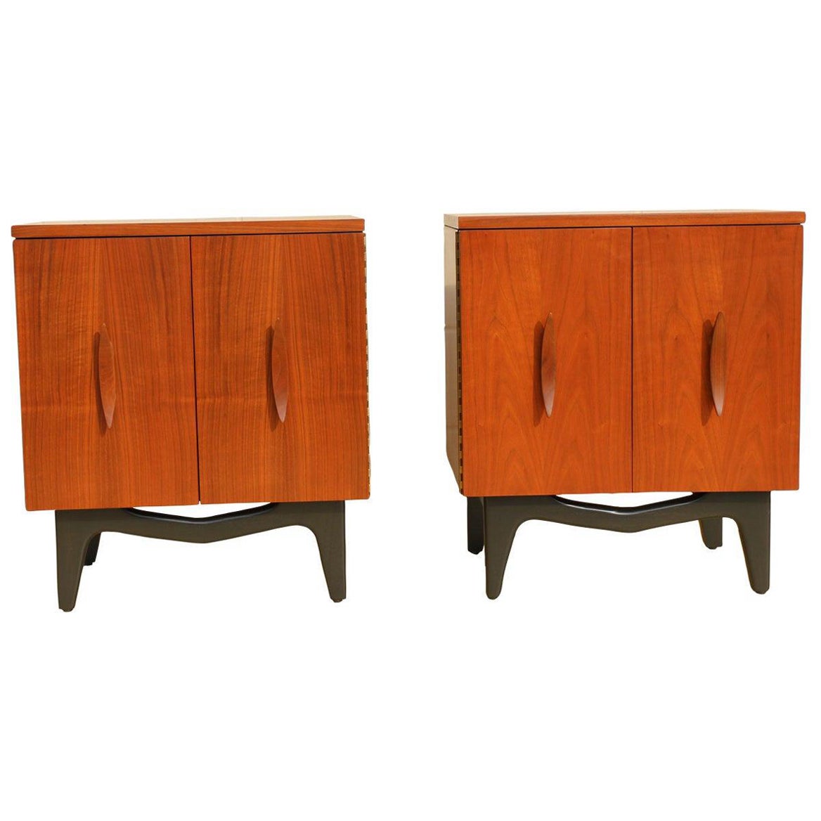 Mid-Century Modern 1960’s Pair of Walnut Nightstands For Sale