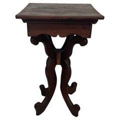 Table d'appoint victorienne vintage avec pieds en bois sculpté.