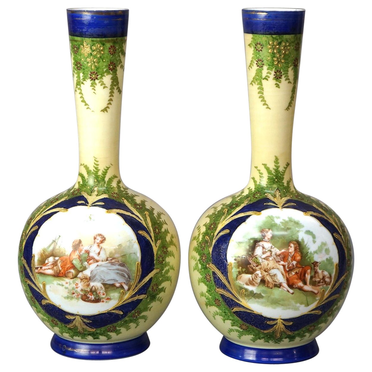 Paire d'anciens vases en verre opalin peints à la main avec scènes de cour C1890 en vente