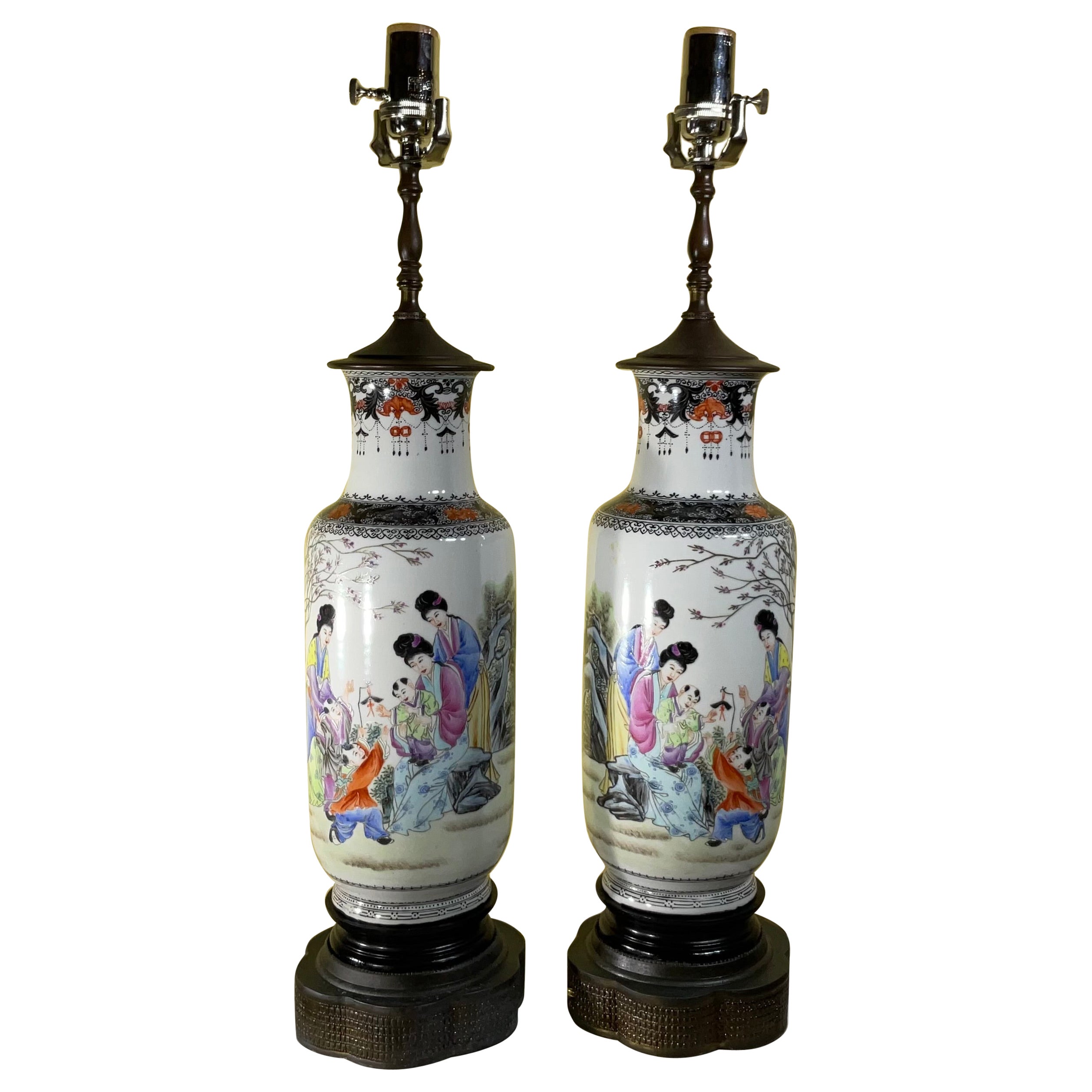 Paire de lampes de bureau anciennes en porcelaine chinoiseries, nouvellement  Electrifié en vente
