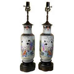 Paire de lampes de bureau anciennes en porcelaine chinoiseries, nouvellement  Electrifié