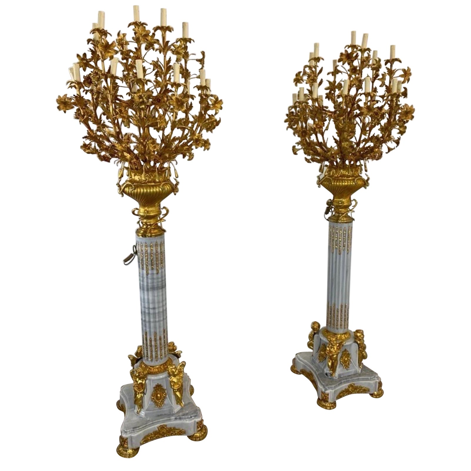 Paire de lampadaires baroques français de 8 pieds, avec socles en marbre décorés de bronze