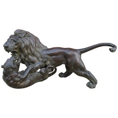 Sculpture japonaise ancienne en bronze du lion rugissant contre Tigre