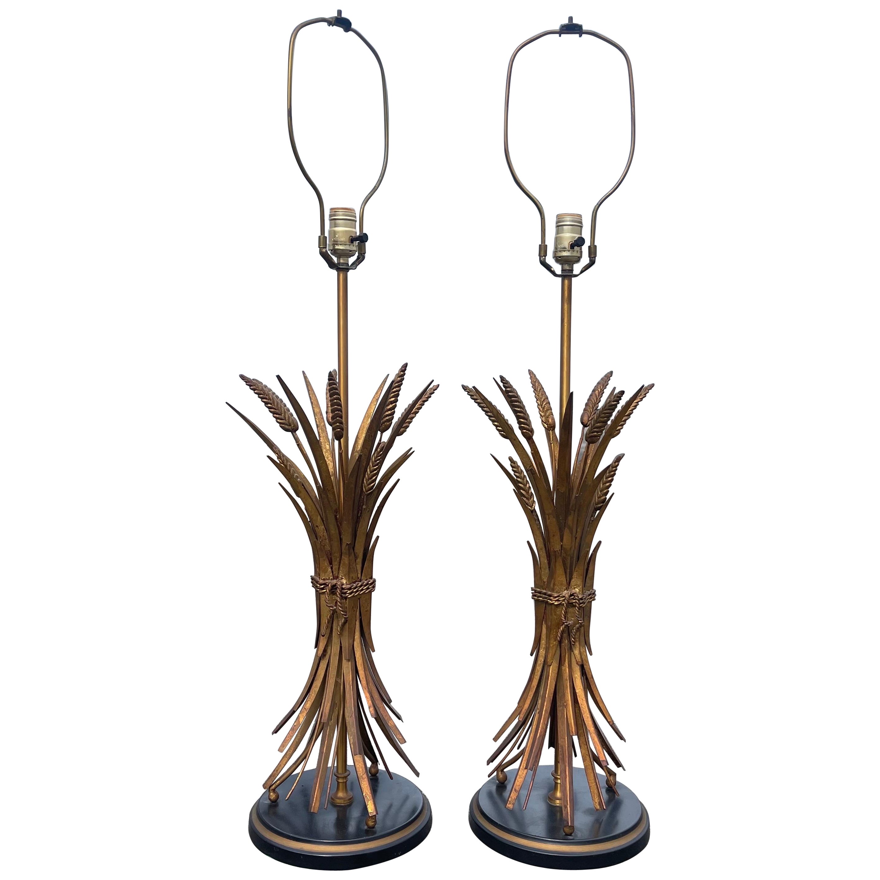 Paire de lampes de table Hollywood Regency Wheat Sheaf Gilt Tole en vente