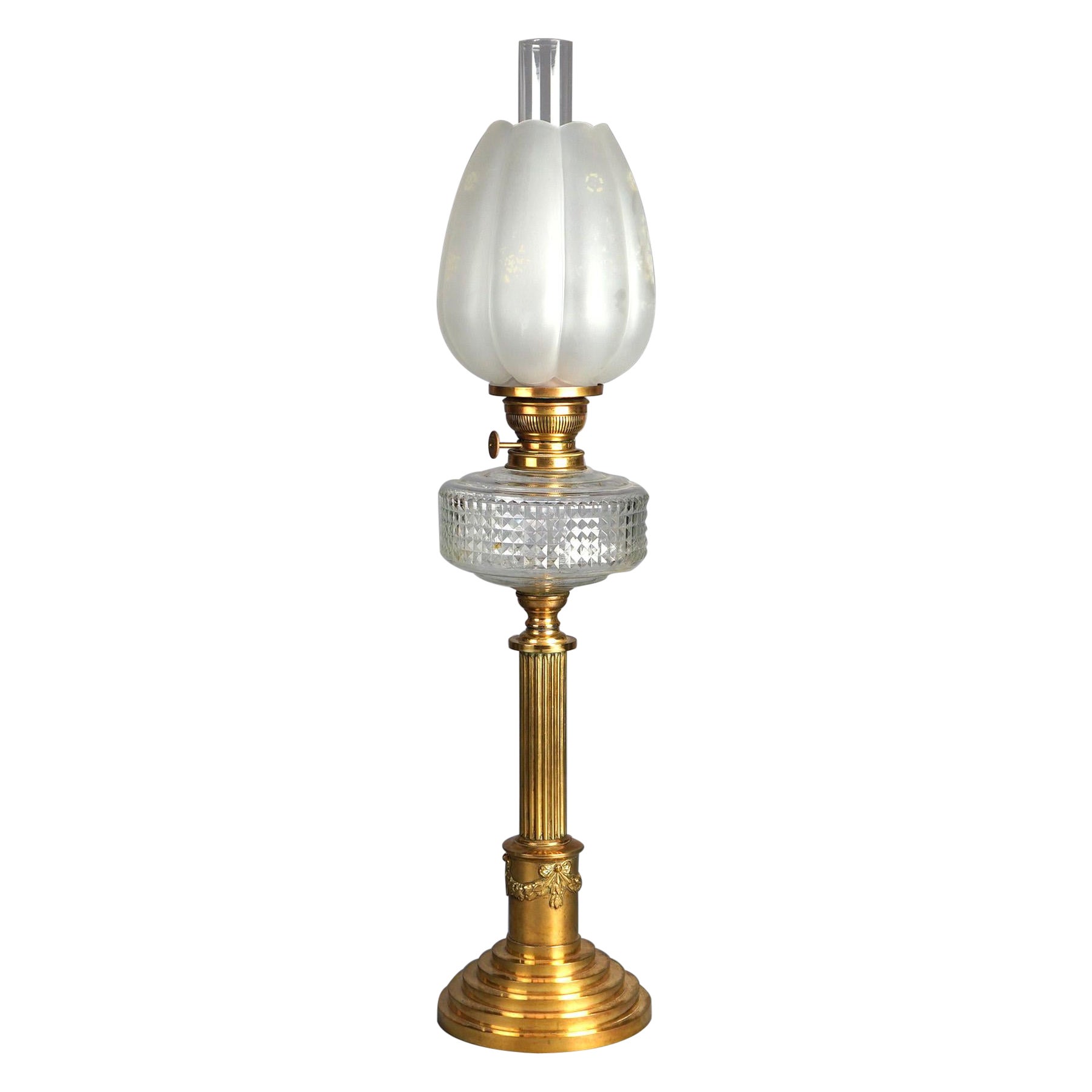 Antike neoklassizistische Öllampe aus Bronze mit geblümtem Ripple-Glasschirm, um 1890 im Angebot