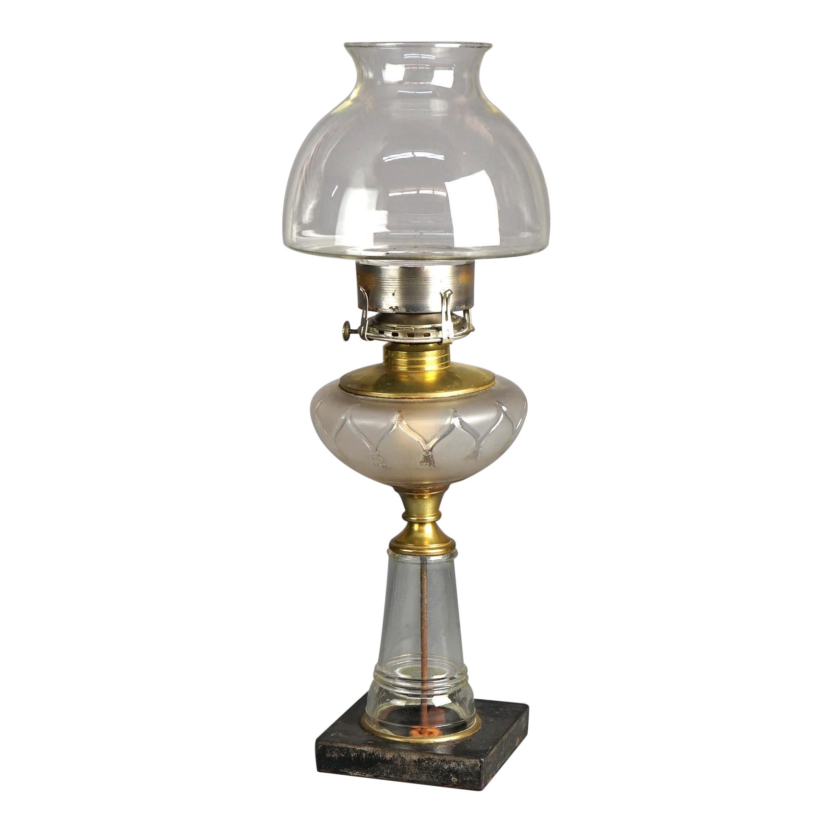 Lampe à huile ancienne avec base en verre et abat-jour C1890 en vente