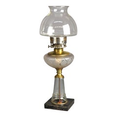 Lampe à huile ancienne avec base en verre et abat-jour C1890