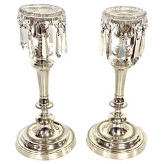 Paire de bougeoirs de style Louis XVI en métal argenté et cristal de Morlot