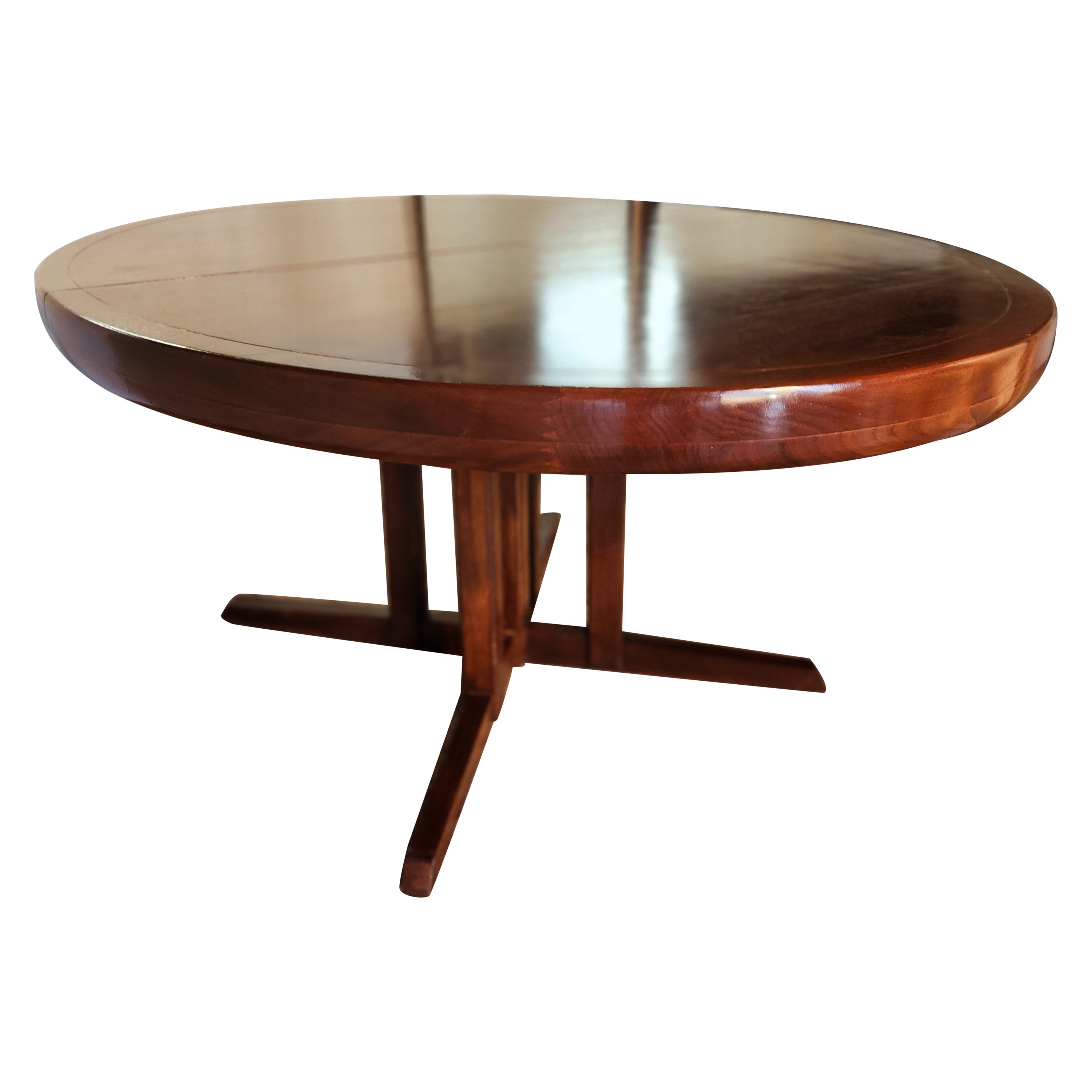 Ein ausziehbarer Esstisch aus Nussbaumholz von George Nakashima für Widdicomb Furniture Company aus dem Jahr 1959.
Die Tischplatte besteht aus einer Reihe von aufeinander abgestimmten Furnieren, die von einer 3 Zoll tiefen, geschnitzten und