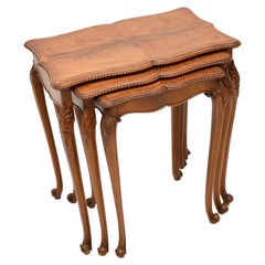 Antikes Tischnest aus gemasertem Nussbaumholz