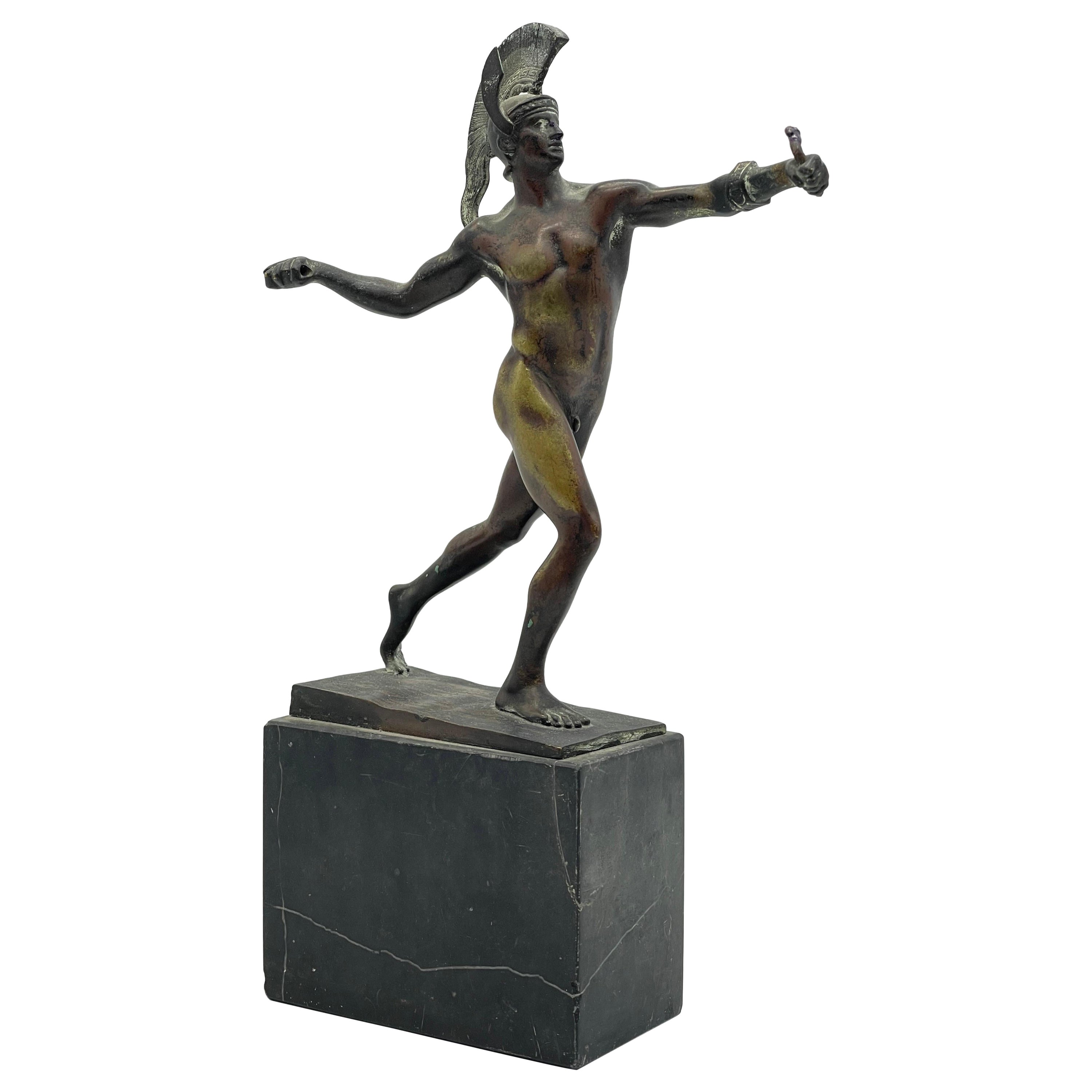 Antike athletische Bronzeskulptur eines Kriegers auf Marmorsockels, griechische Figur