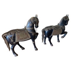 Paar indische geschnitzte, bemalte Holzskulpturen mit Pferden aus dem späten 19. Jahrhundert